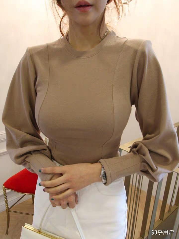 宽肩大胸女穿什么样的衣服好看? - 知乎