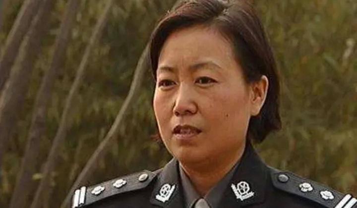 从警21年深入虎穴扫黑除恶,40岁因公殉职,30万人送行,“女神警”任长霞的死,让人泪目 - 知乎