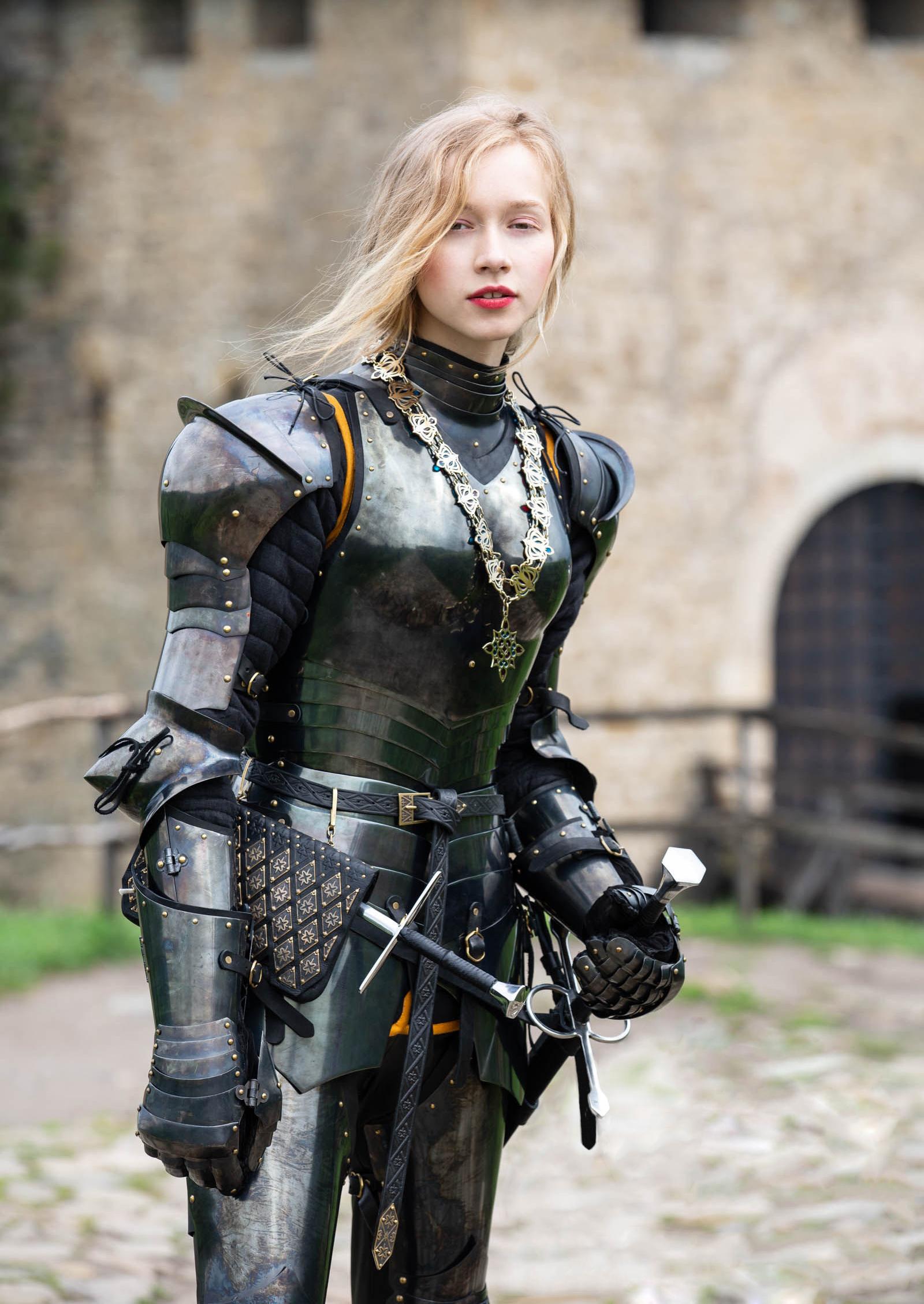 为什么某些女性穿盔甲看起来更帅? - 知乎