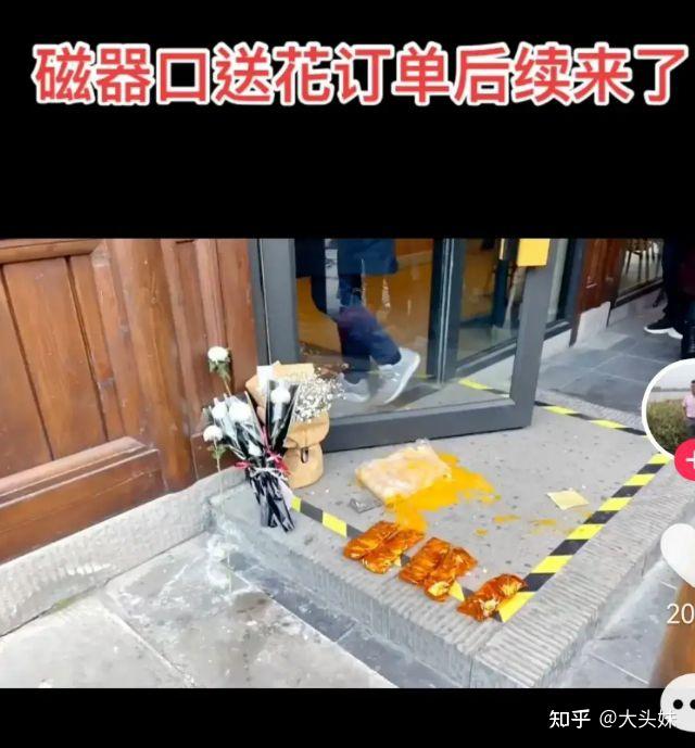 重庆星巴克被扔鸡蛋图片