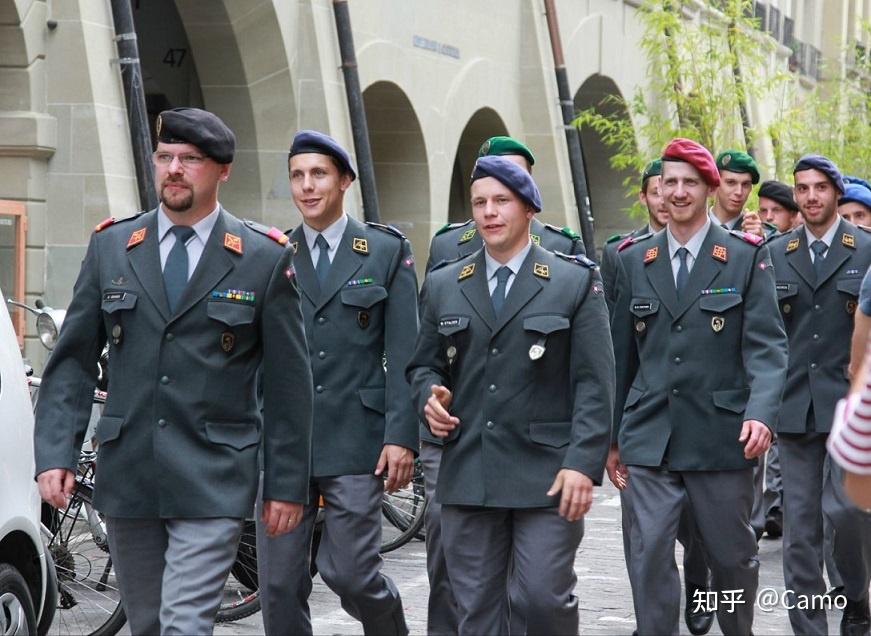 贝雷帽到底该怎么戴,为什么看到很多军人的贝雷帽都歪歪扭扭,很别扭?