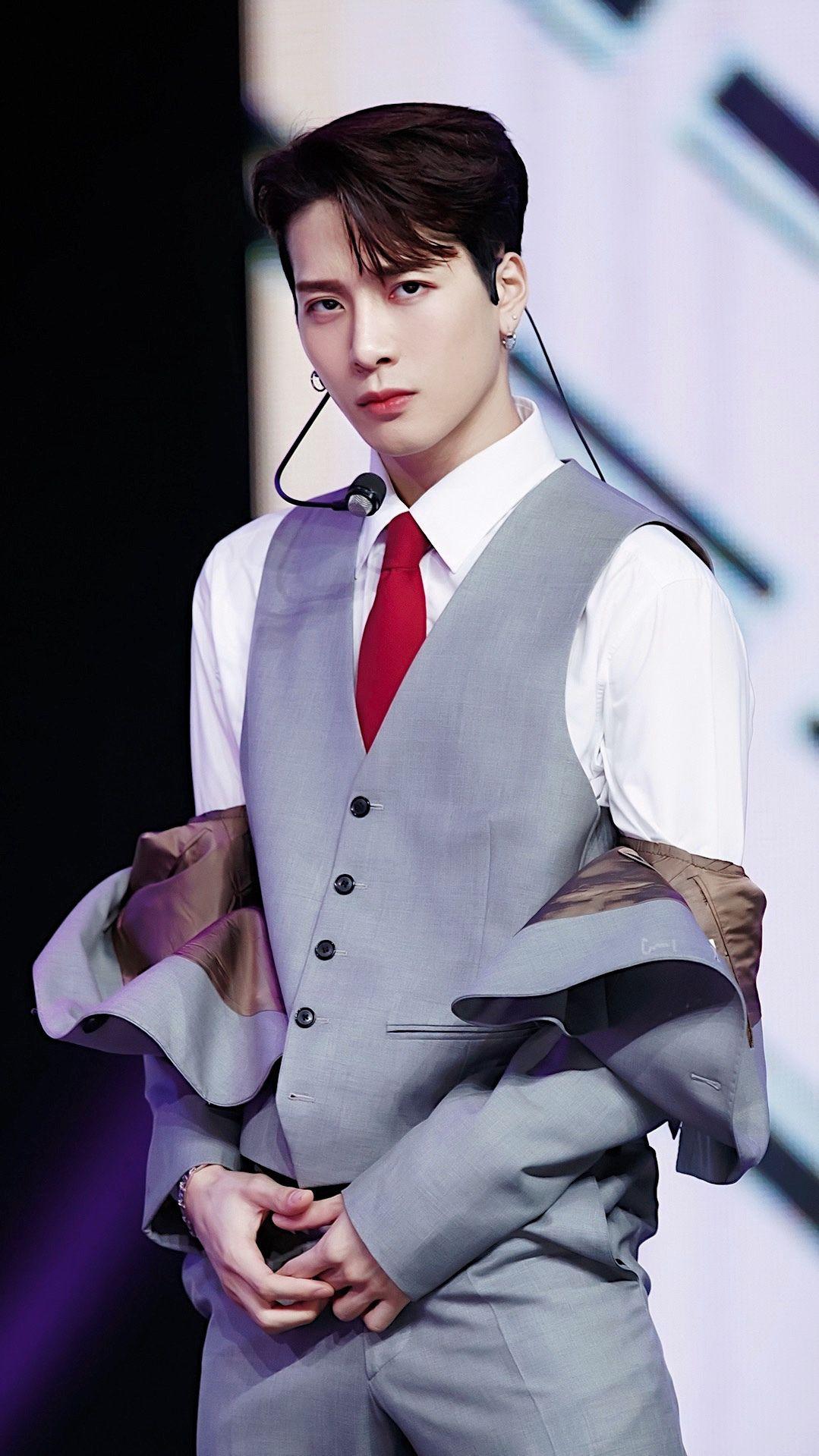 王嘉尔的鼻子怎么变大了