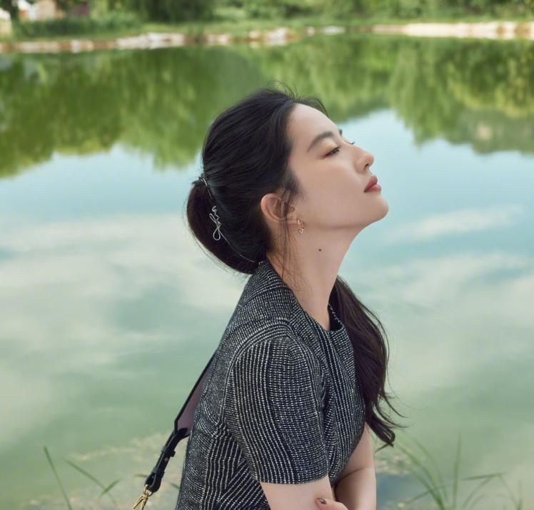 如何评价刘亦菲拍摄《去有风的地方》的路透照? - 知乎