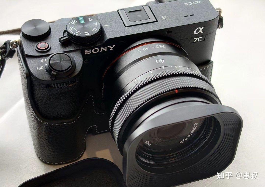 a7c2旅游出门,镜头索尼40 2.5和35 1.8选哪个好一些?