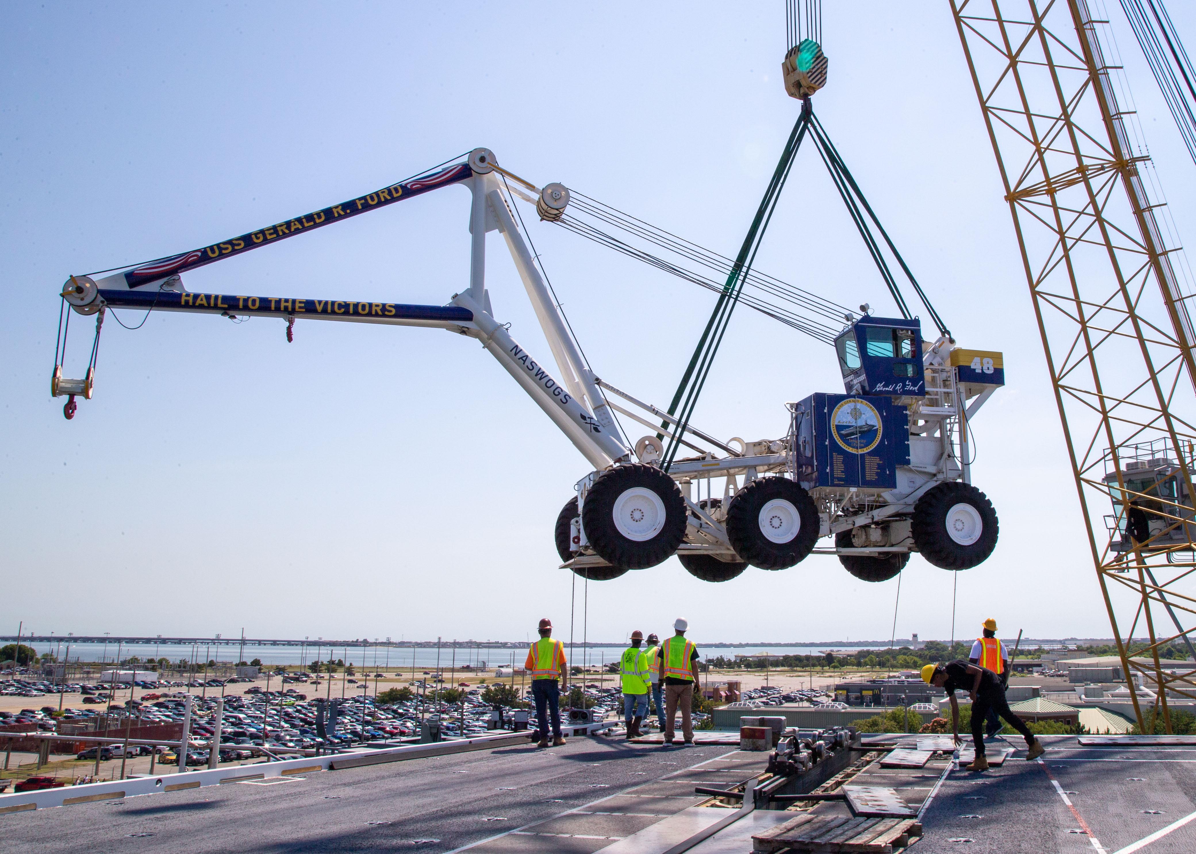 这种航母上的吊车是干嘛用的?