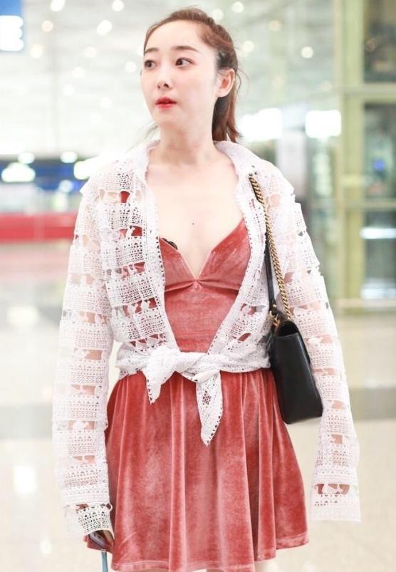 蒋梦婕又现清凉穿搭超低胸吊带连衣裙配防晒衫幸好不俗气