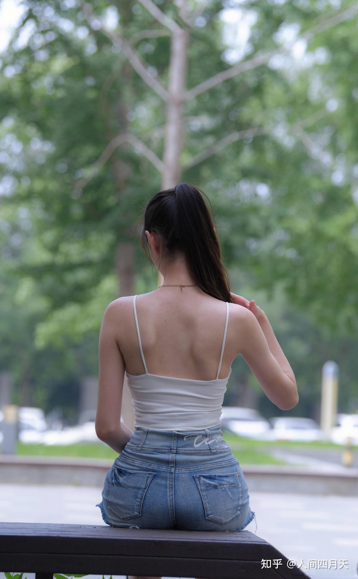 女大学生夏天怎么把短裙穿出的又纯又欲感觉