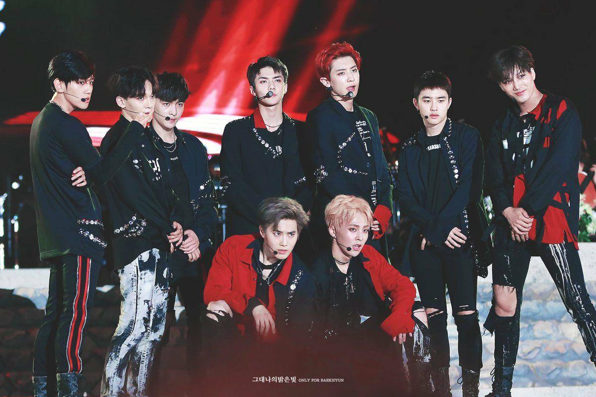 有exo九人合体的可以做电脑壁纸的高清图嘛放大不失真最好是演唱会上