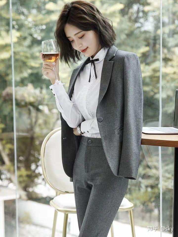 二十岁的女生,怎么穿西装才不显老? - 知乎