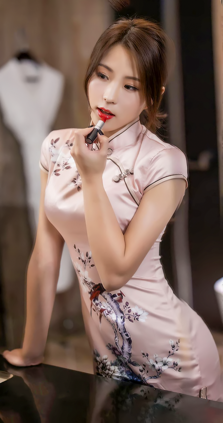 美女模特杨紫嫣写真:粉色旗袍配黑丝,丰韵身材堪称极品,妩媚红唇魅惑