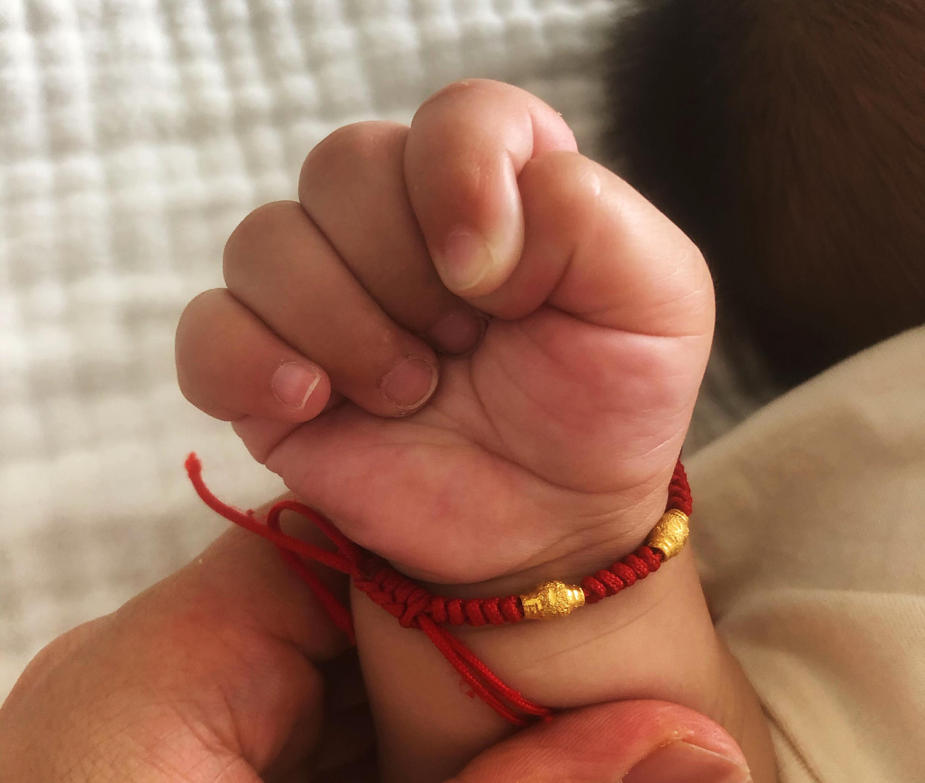 婴儿大拇指内扣（6个月宝宝不认人）-幼儿百科-魔术铺