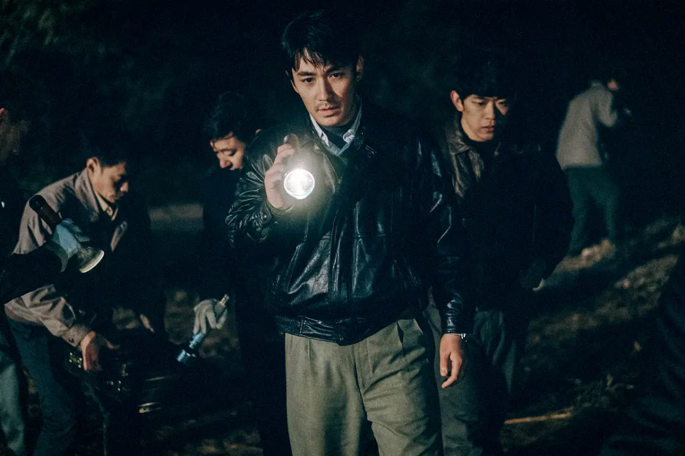 朱一龙主演,魏书钧执导的戛纳入围影片《河边的错误》发布了国际版