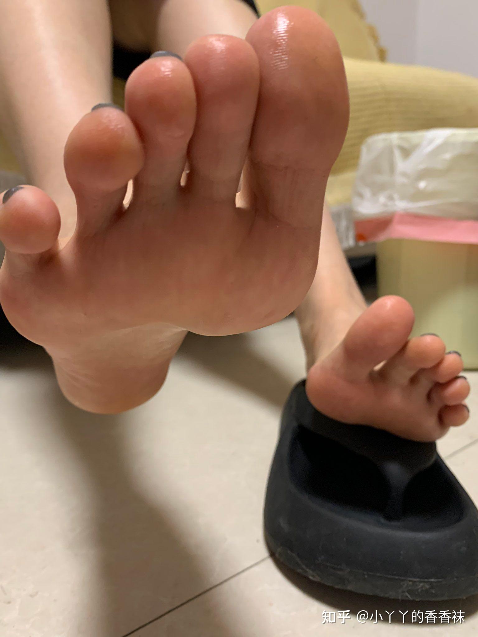 穿凉鞋的女生脚是什么味道的