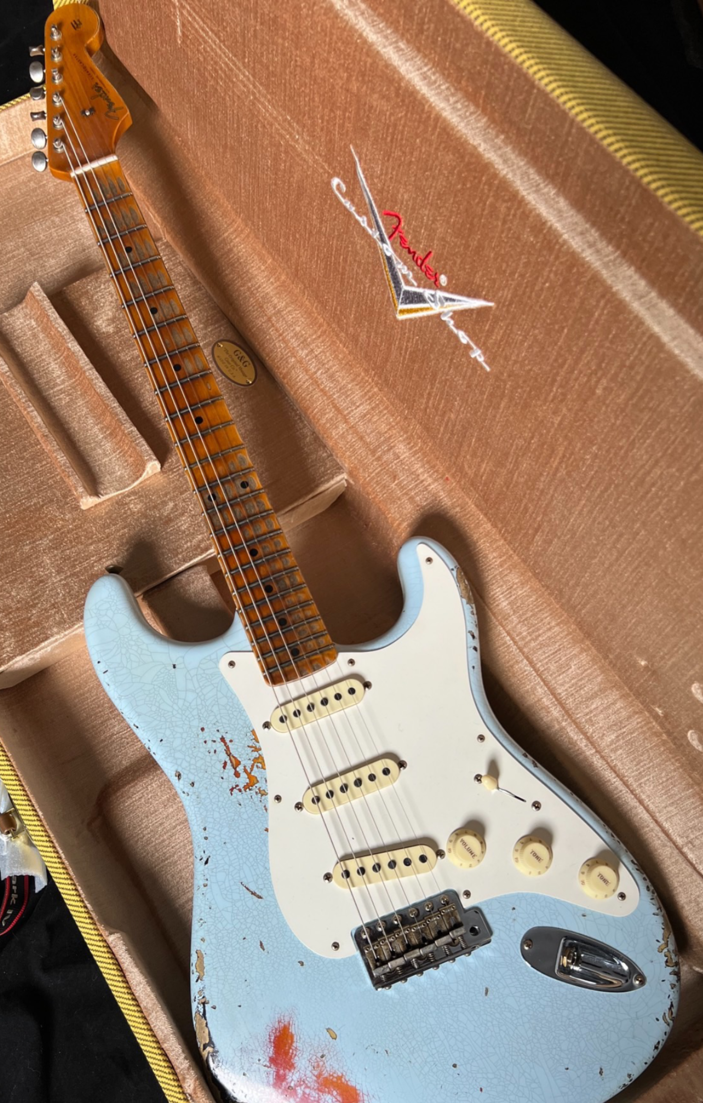 电吉他这里裂了请问是什么情况