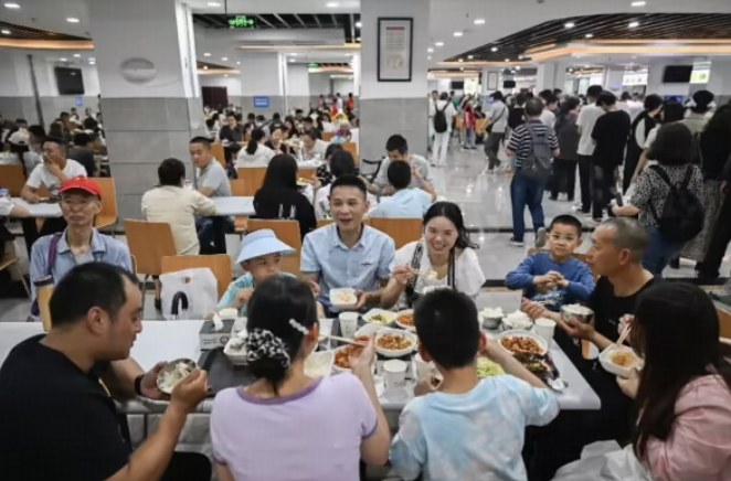 公务员经常性带着自己的孩子去单位食堂吃饭，违反了哪条纪律和制度？