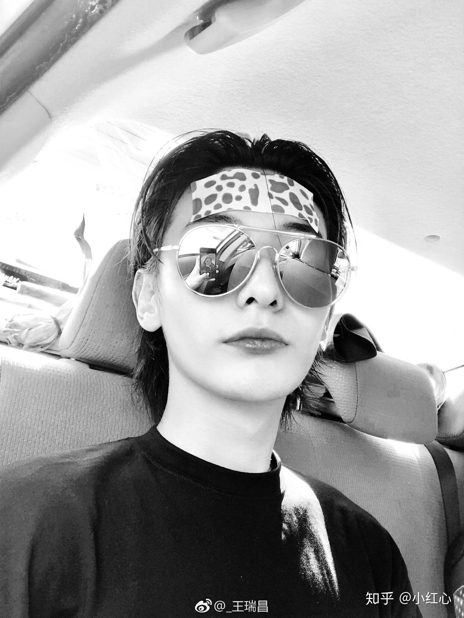有哪些男明星戴上眼镜很有斯文败类的感觉