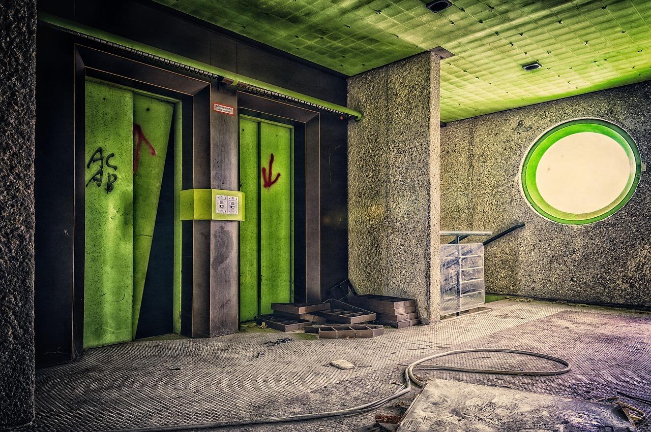 化解电梯门正对大门