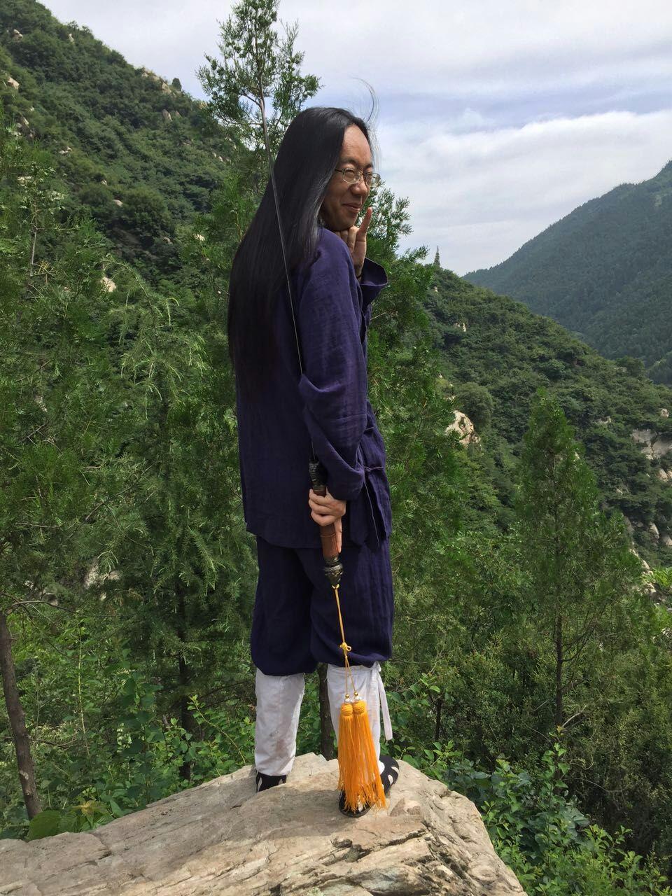 如何看待全真道士梁兴扬向美国"捐款"100万亿以助刺激经济?