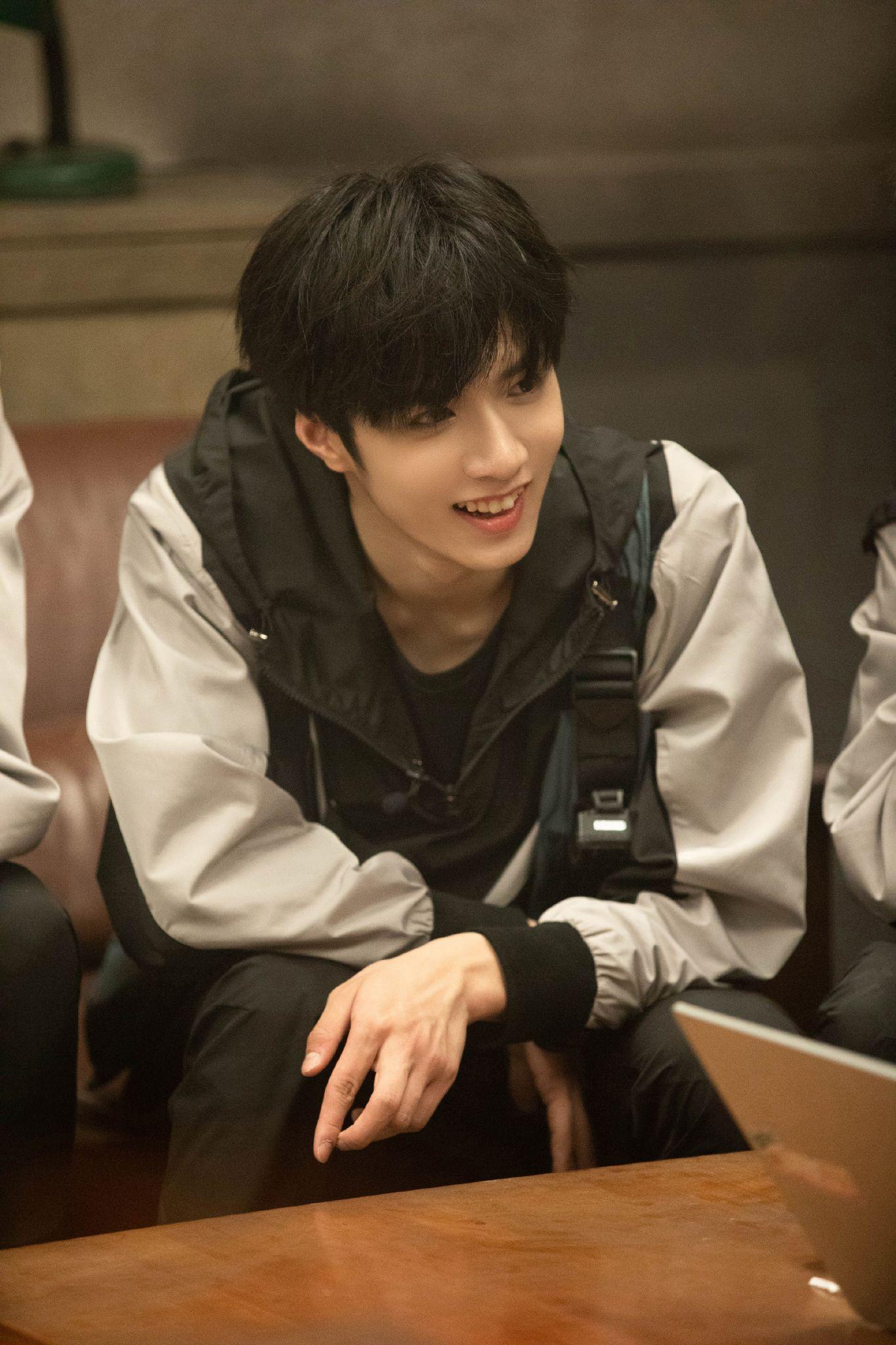 蹲下刘耀文神图,可以做墙头的那种,谢谢? - 知乎