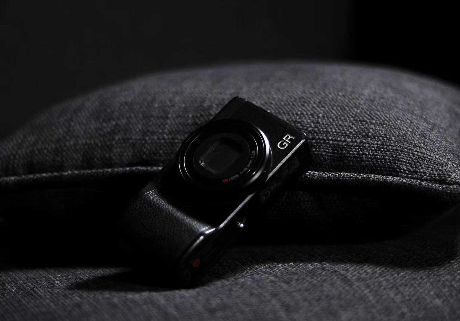 奥林巴斯em1 mark3的m43小底较理光gr3等卡片机的c幅画质上有优势吗?