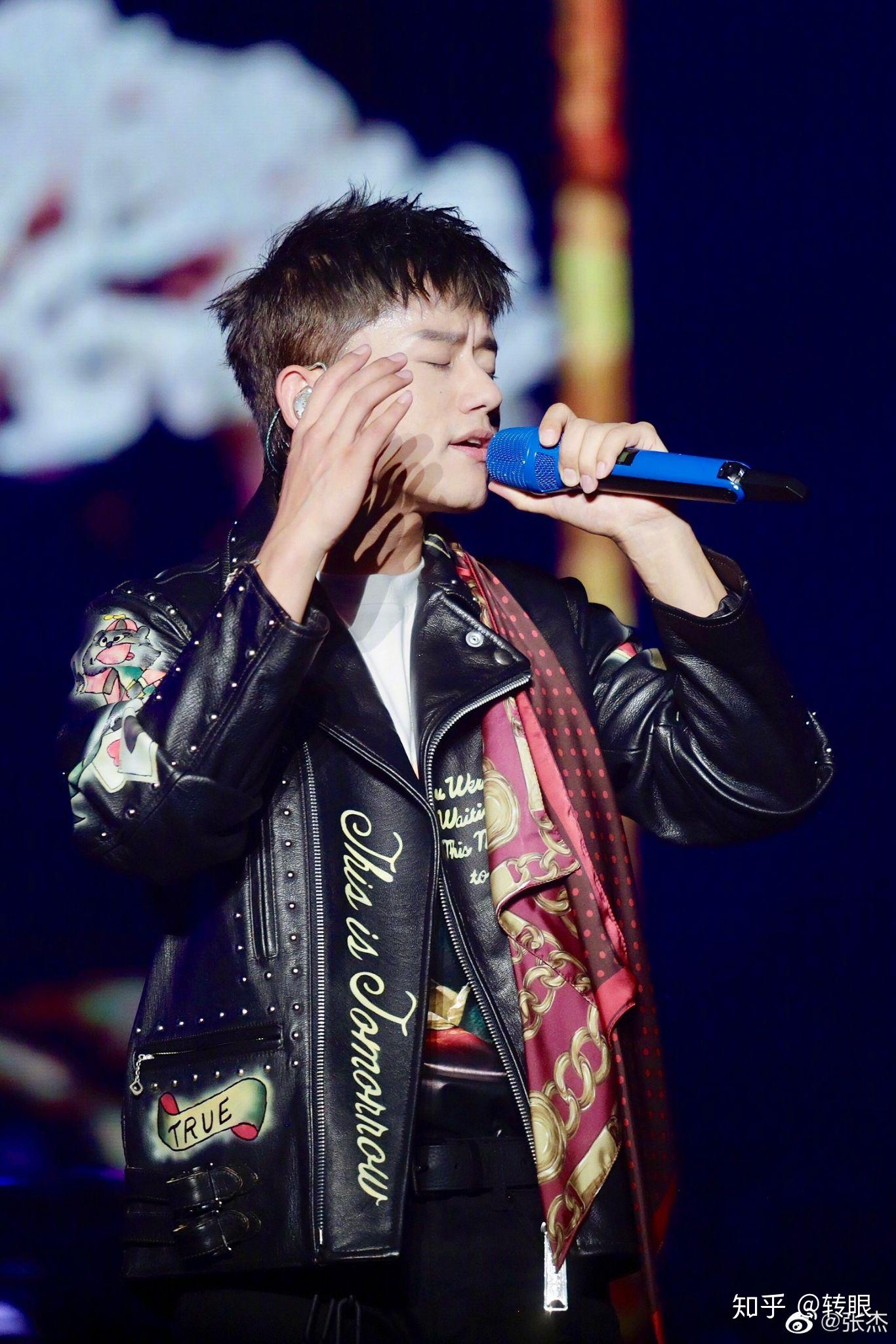 张杰的四个话筒分别都是谁给的