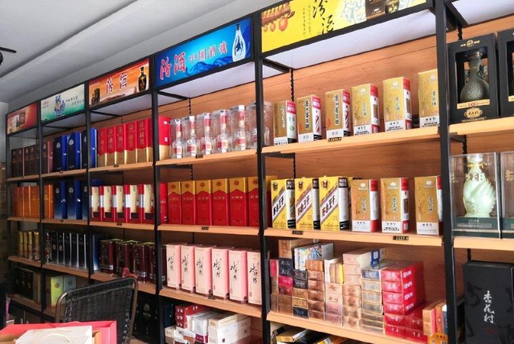 浙江杭州一大叔去菸酒店買了2瓶酒單價300元付款店家說要660