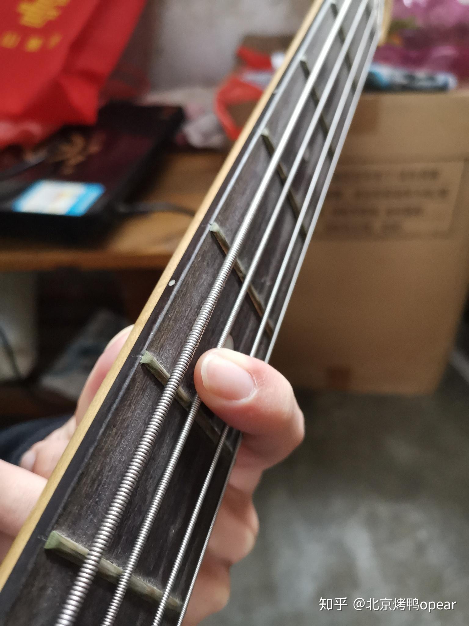 请问贝斯左手如何摁弦? - 知乎