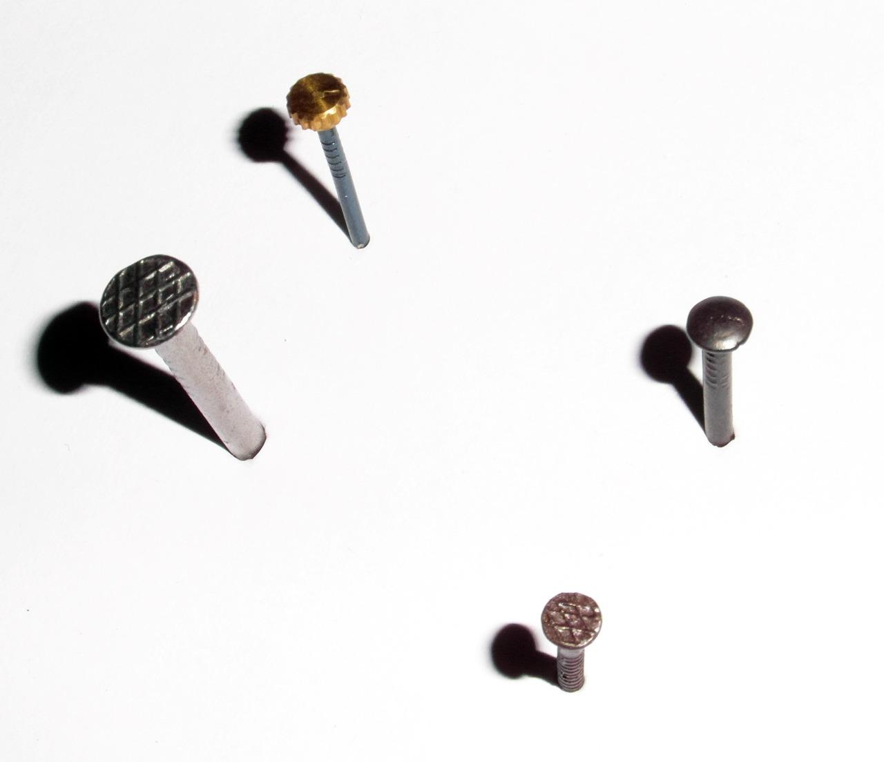 2. 钉入角度要精准