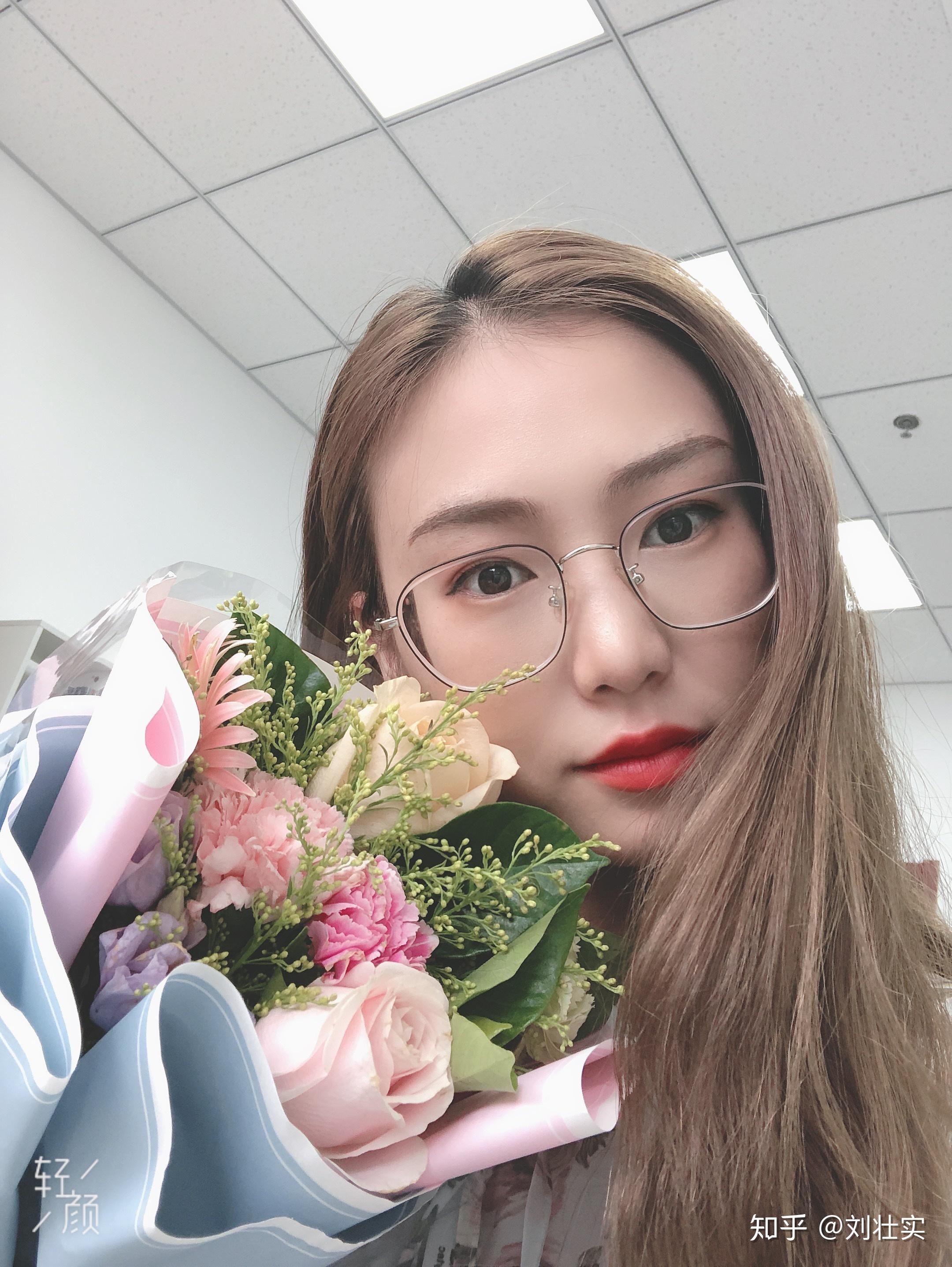 适合戴眼镜的女生发型有哪些?
