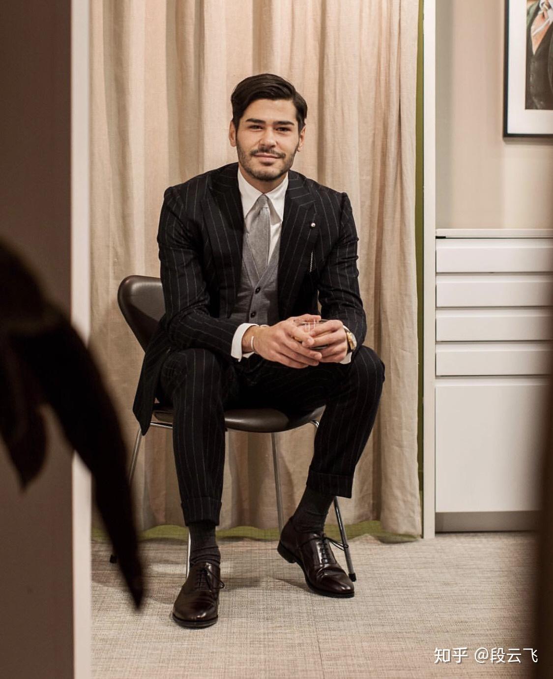 穿西裤坐下露脚踝正常吗