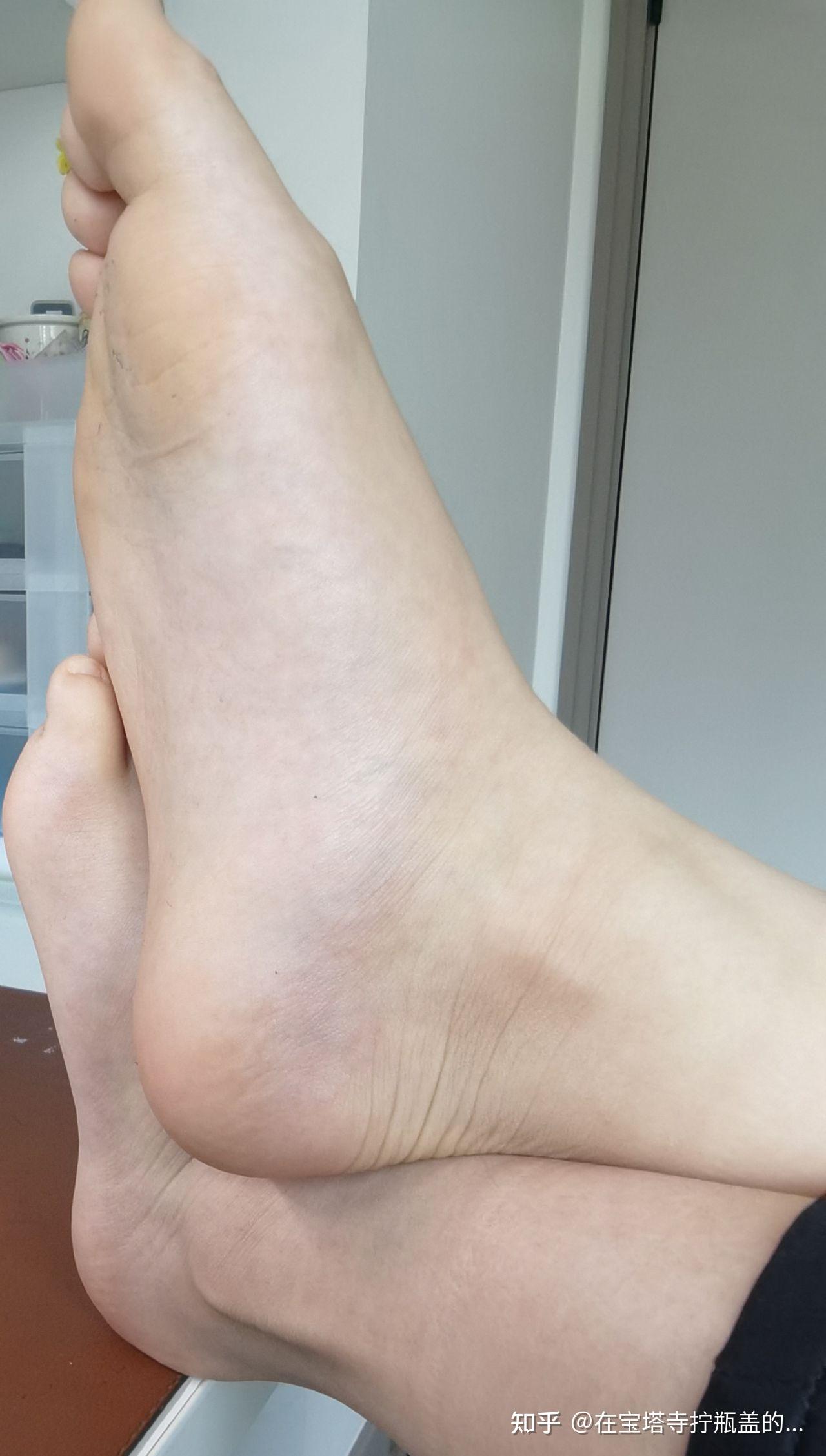 有没有男生光脚的照片? - 知乎