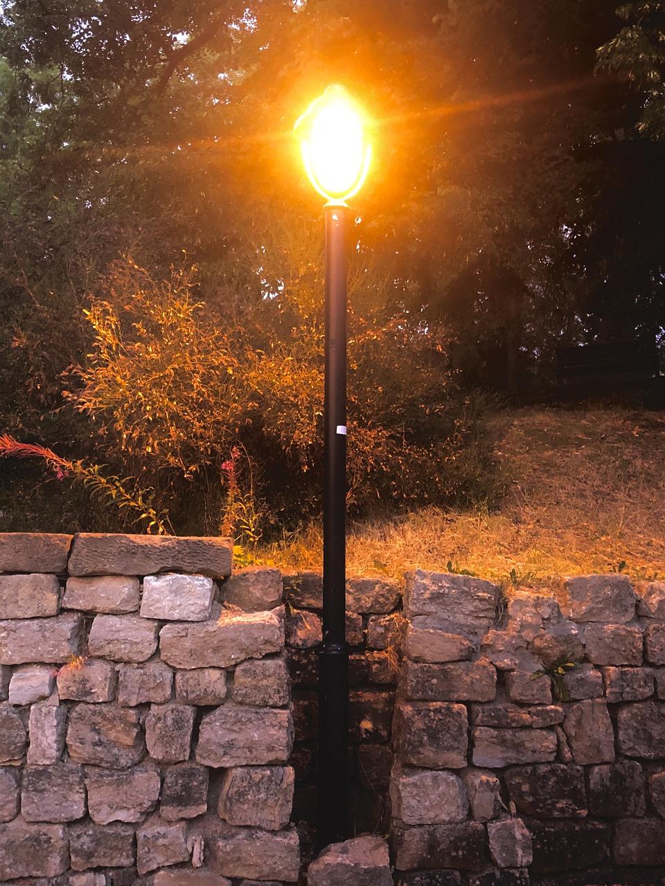 2. 避免与镜子相对