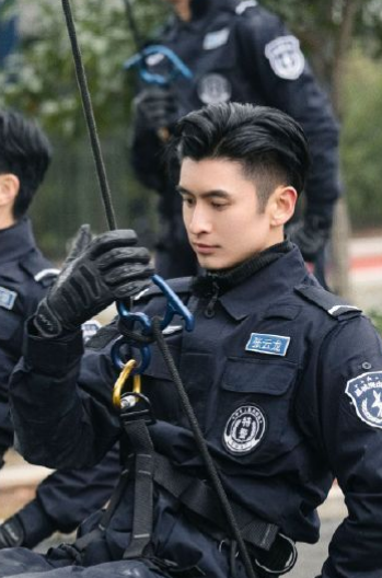 张云龙新综艺从"小透明"到帅气特警,究竟发生了哪些变化呢?