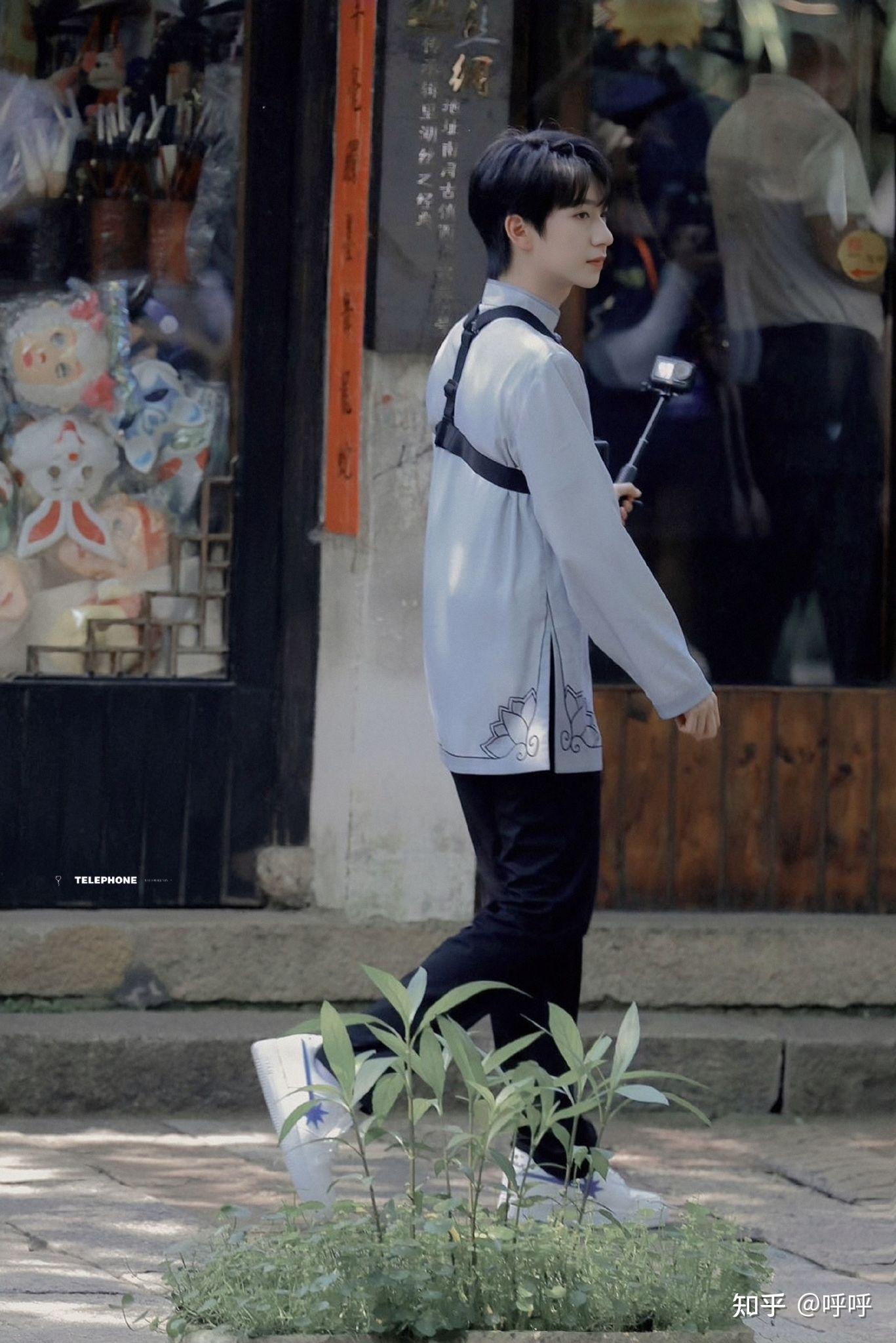 有没有贺峻霖背影图