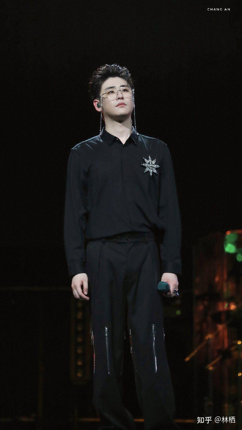 求大家帮忙找个歌手,参加过歌唱比赛,戴眼镜男的