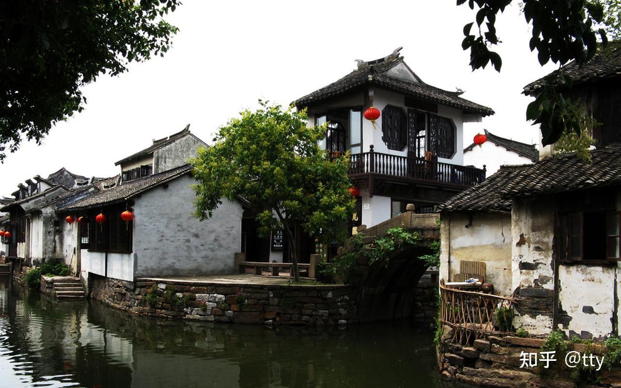 为什么江南古镇房子墙体很多刷成白色发霉多难看