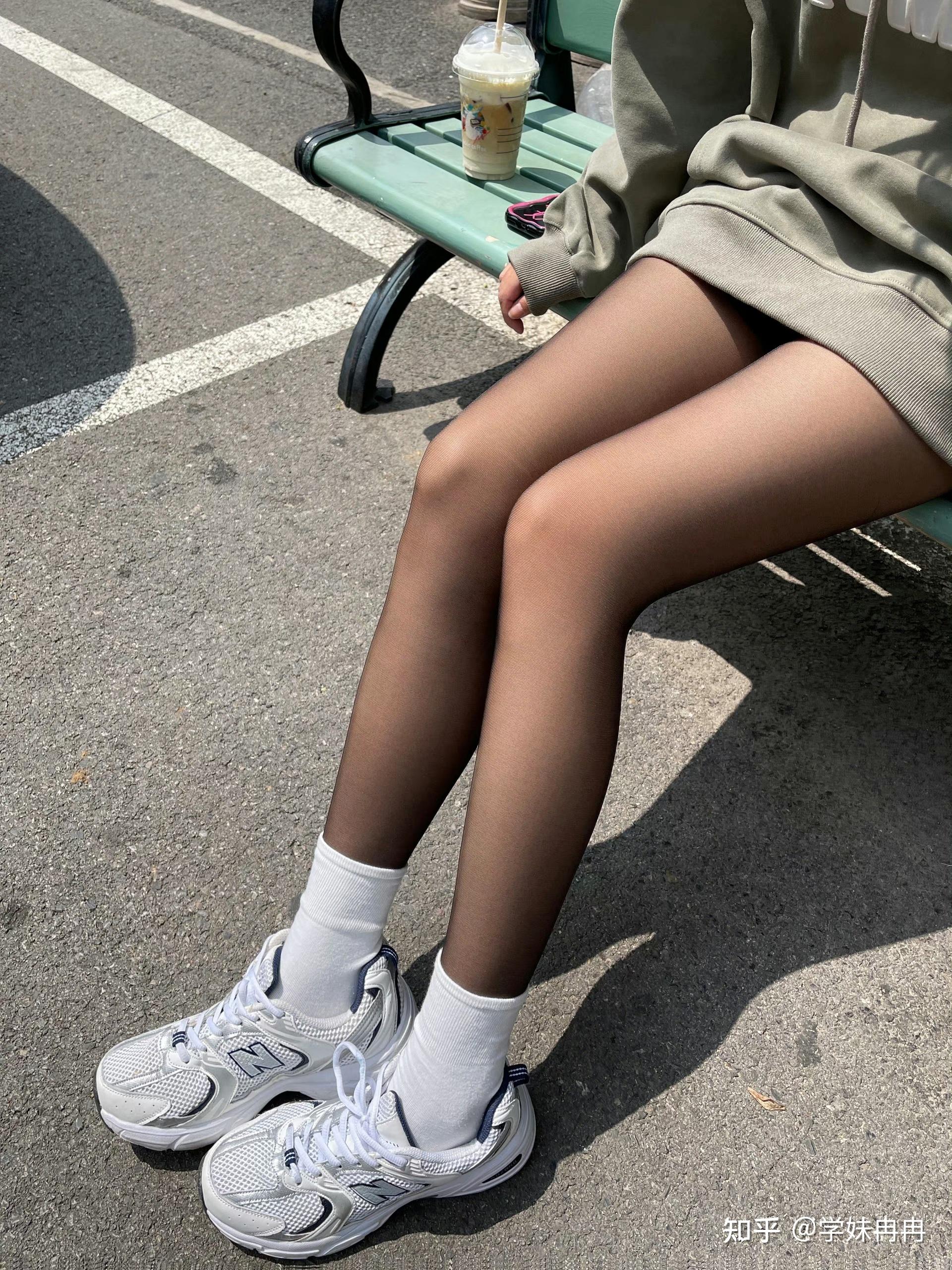 为什么街上很多女生会穿两双袜子