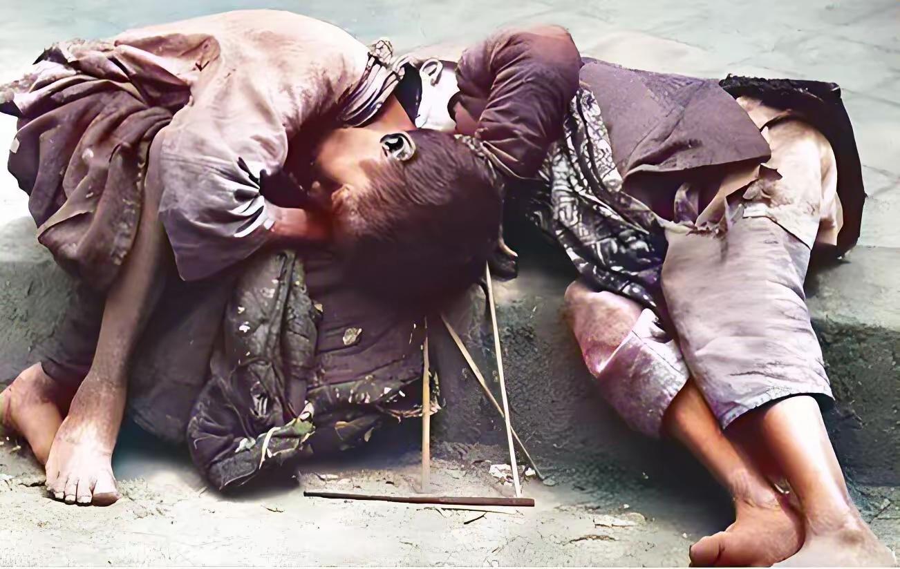 1942年真实画面,河南大饥荒灾民啃树皮吃土,300万人被活活饿死