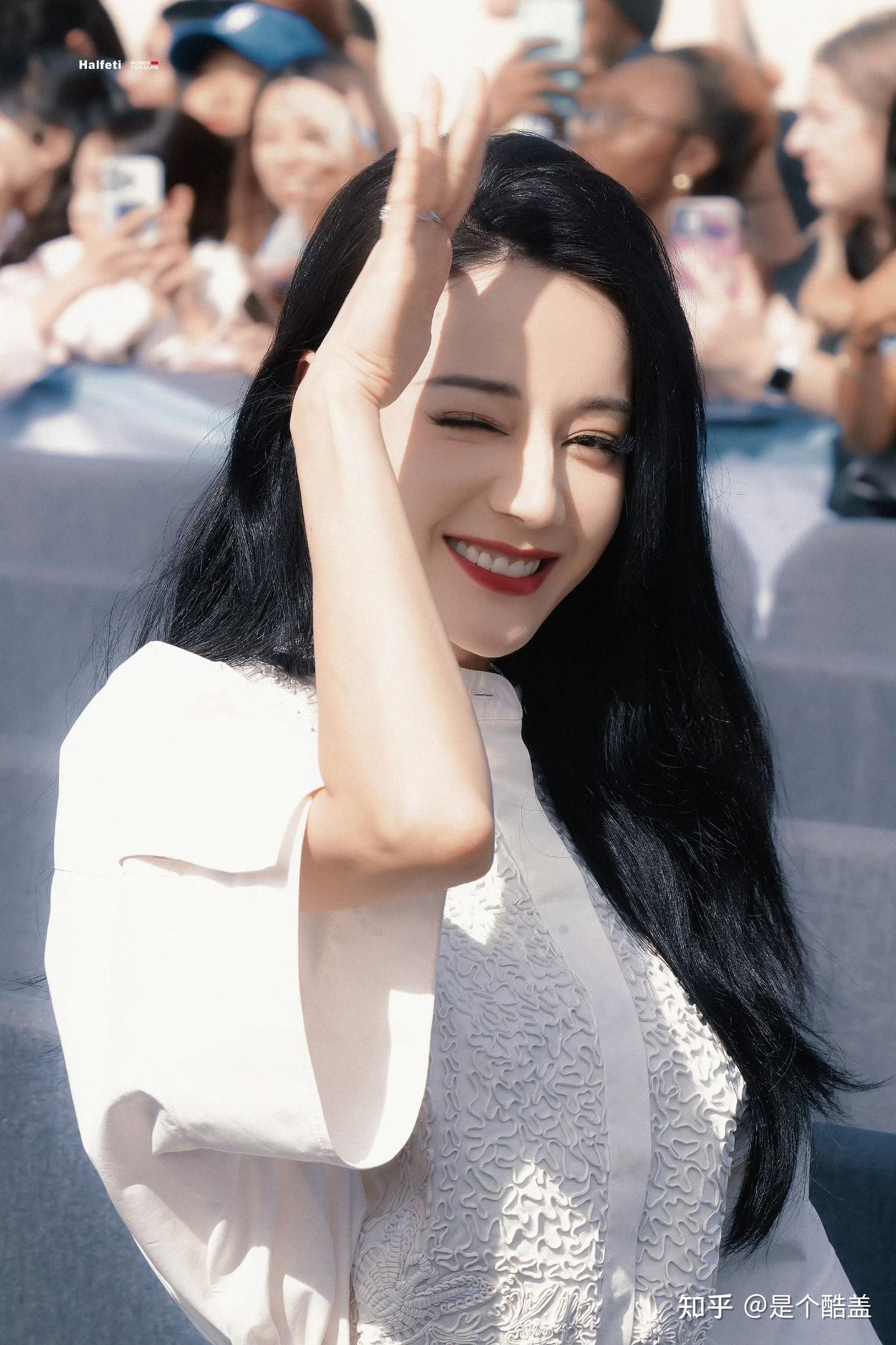 巴黎时装周上迪丽热巴粉丝一直喊过来过来有点搞笑是怎么回事