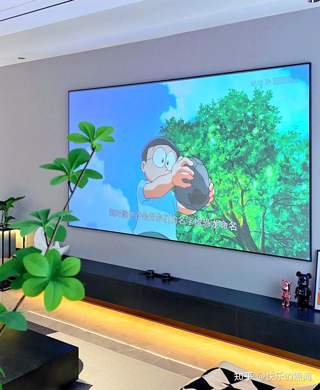 想买个白天也能用的投影仪放客厅,有什么推荐?