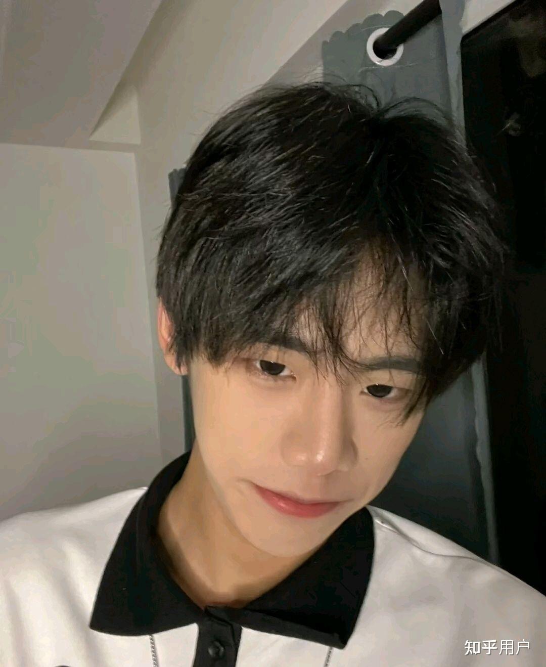 最近网恋了,想知道男生是不是网图,求出处?