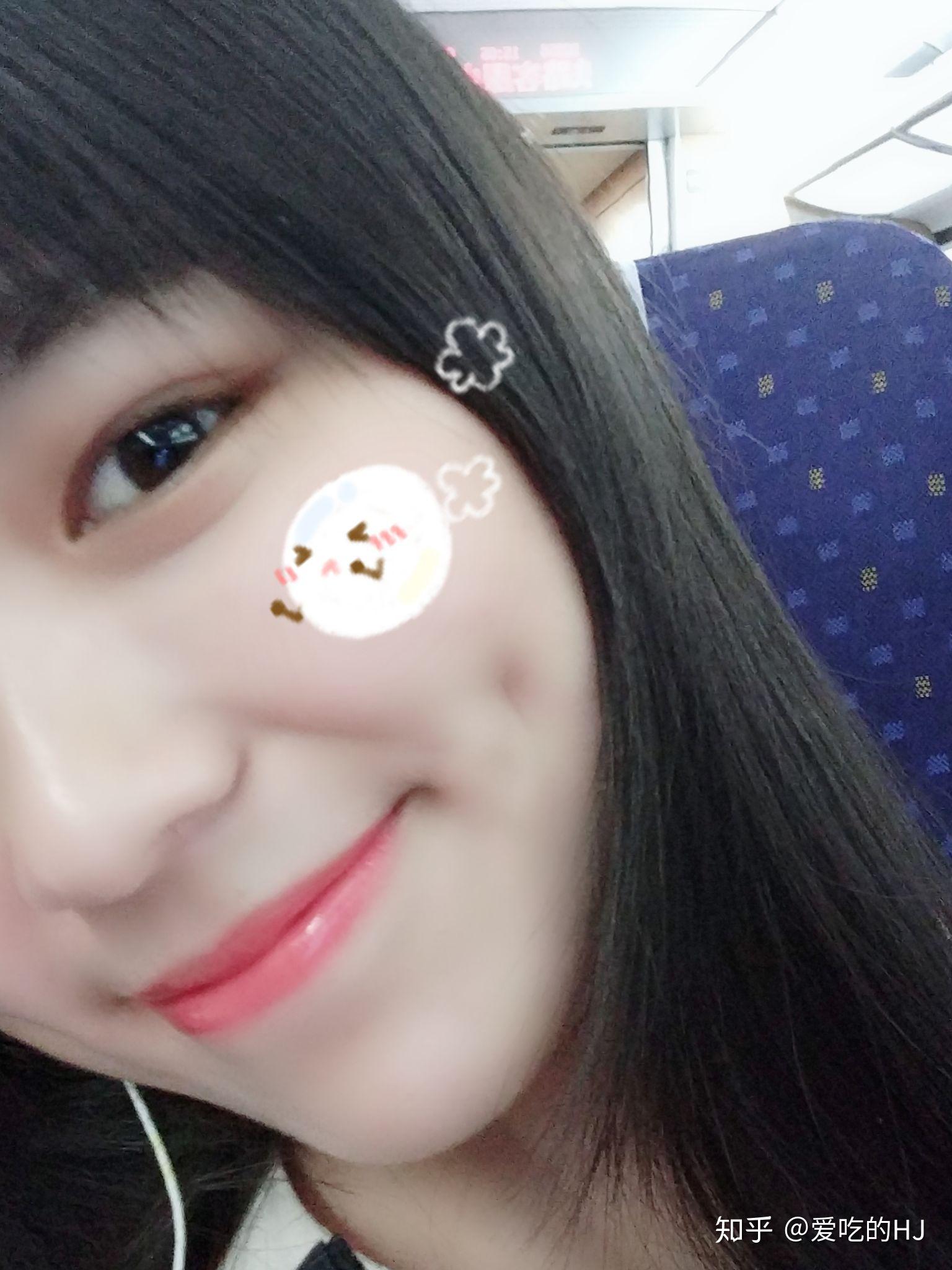 集齐双眼皮桃花眼卧蚕笑弧酒窝梨涡虎牙露出八颗牙齿于一身的人,笑