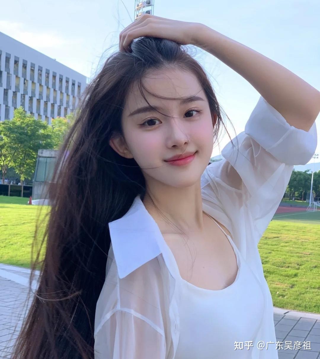 坐公交上来个女孩子,十八九岁那样,相貌中等偏上,不能算好看,穿着