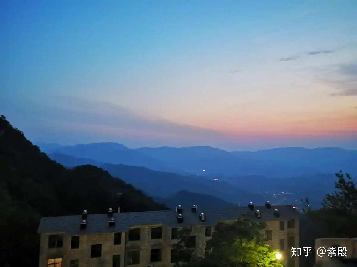 陌生人,帮帮我,谢谢。请用“傍晚、 群山、 歌唱”,造句不少于70字? - 知乎