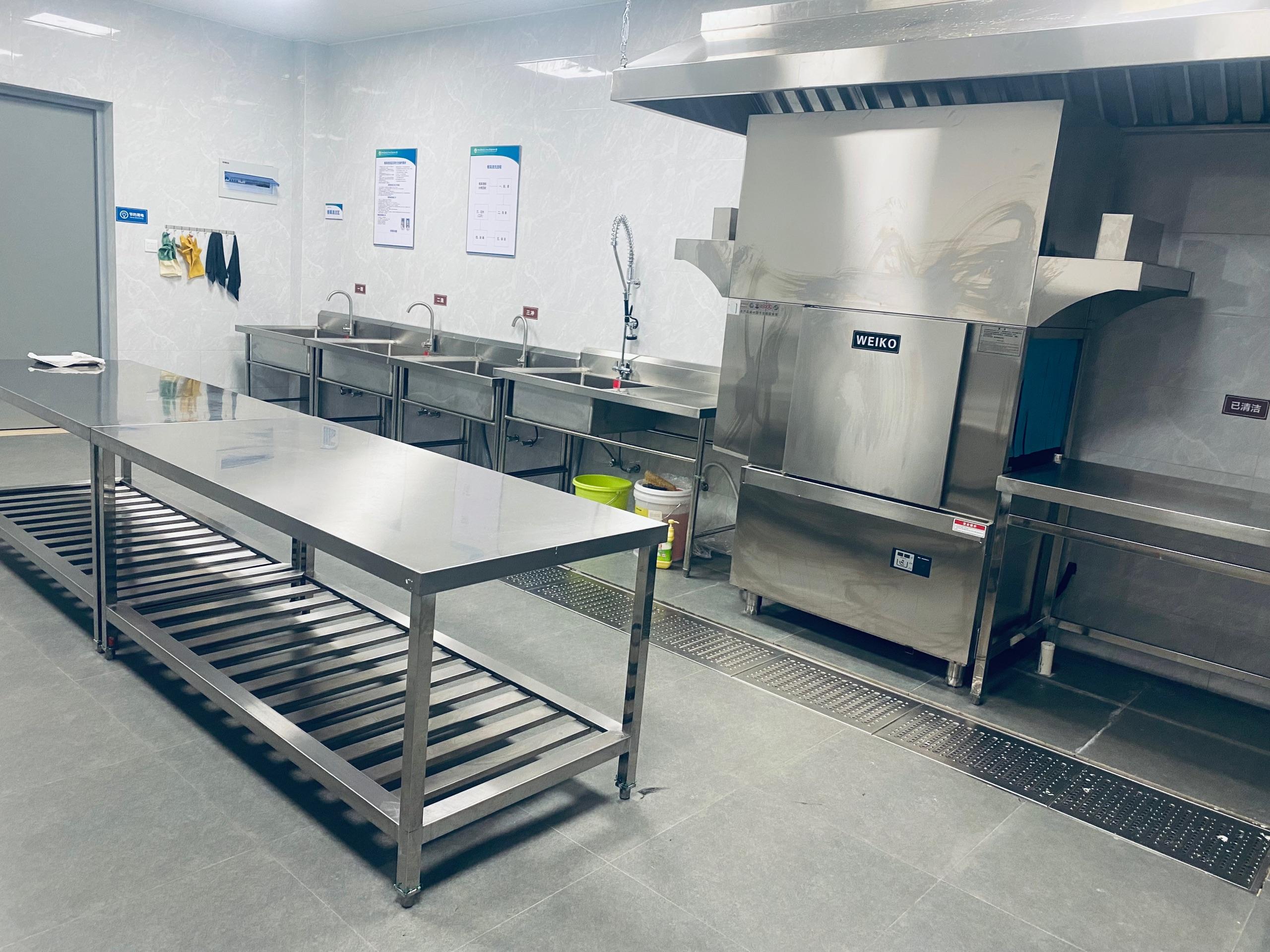 最近准备承包一个工地食堂,300人左右,请问厨房设备需要什么,有没有做