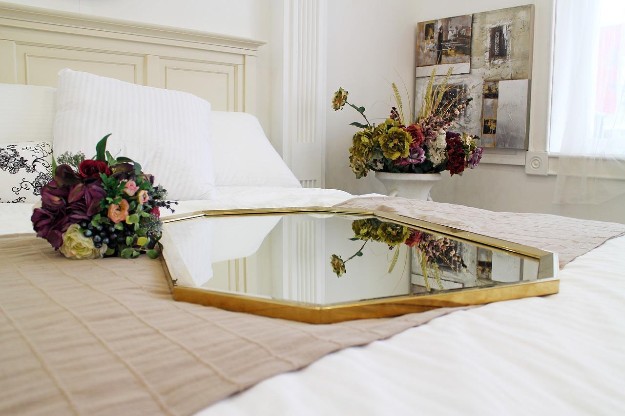 镜子对床上有什么浼