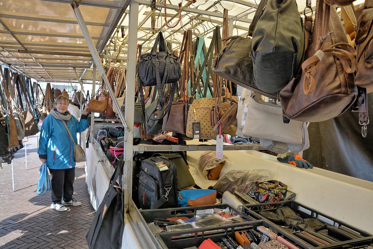 2. 箱包钉扣固定法