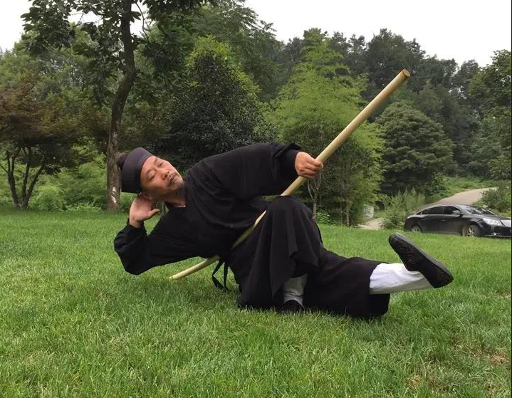 武当武术非遗传人钟云龙道长为大家展示如何控棍老道长的东西你学会了