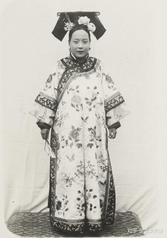 清朝女性的旗头是自己的头发吗? 