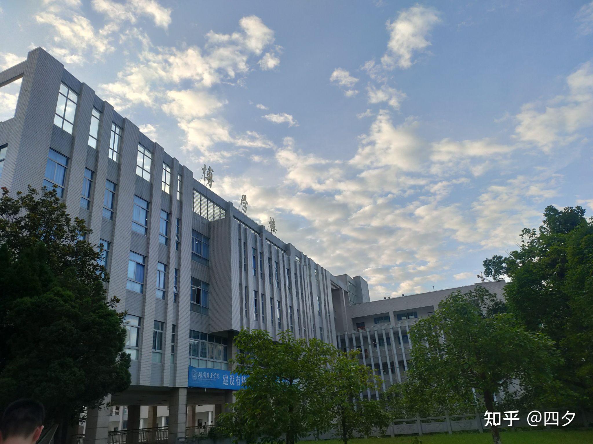湖南医药学院的宿舍条件如何?校区内有哪些生活设施? 